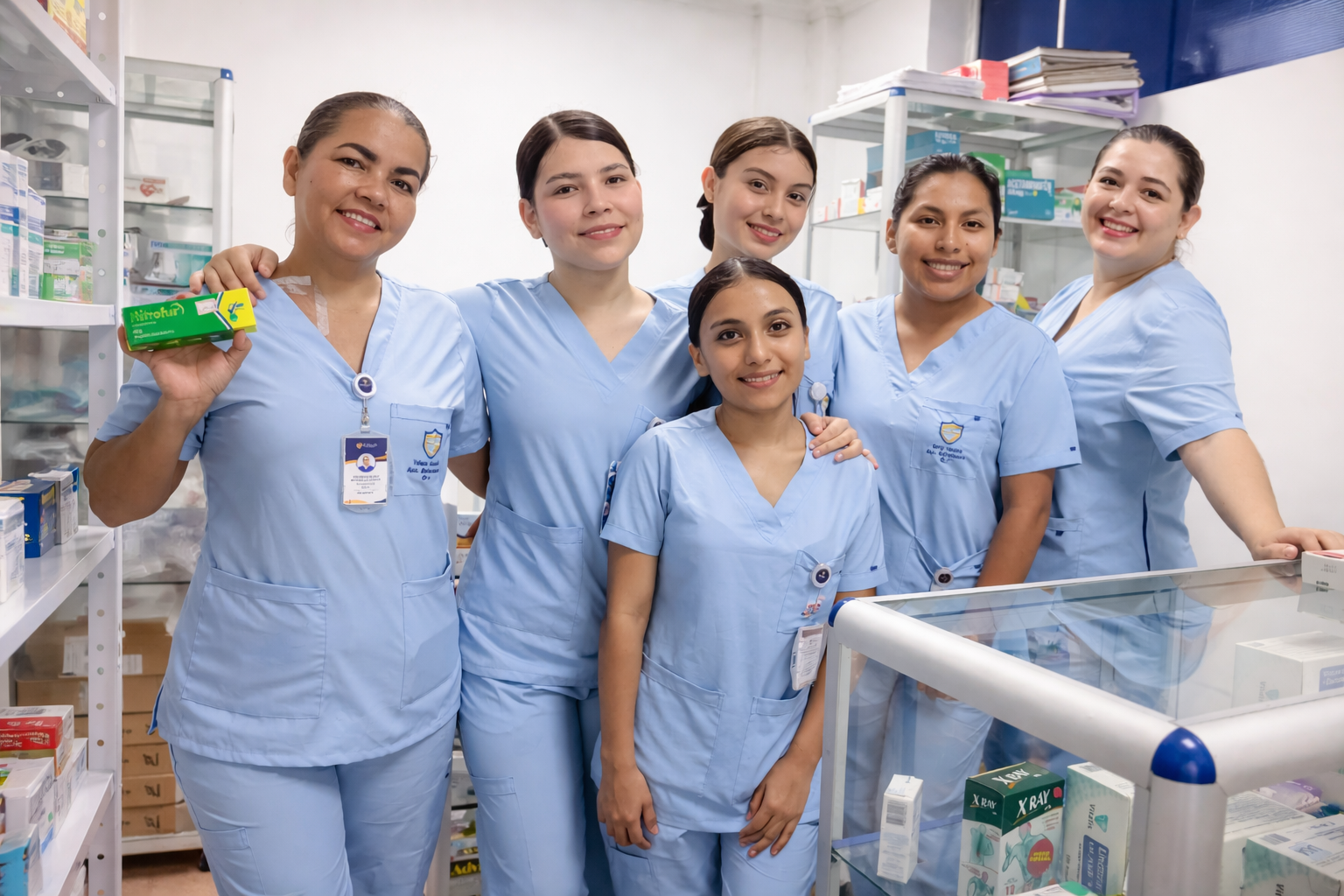 Estudiantes de servicios farmacéuticos ECSALUD